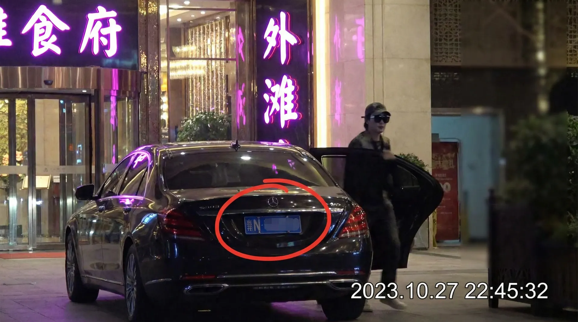 果冻视频传媒 - 豪车餐厅外被拍